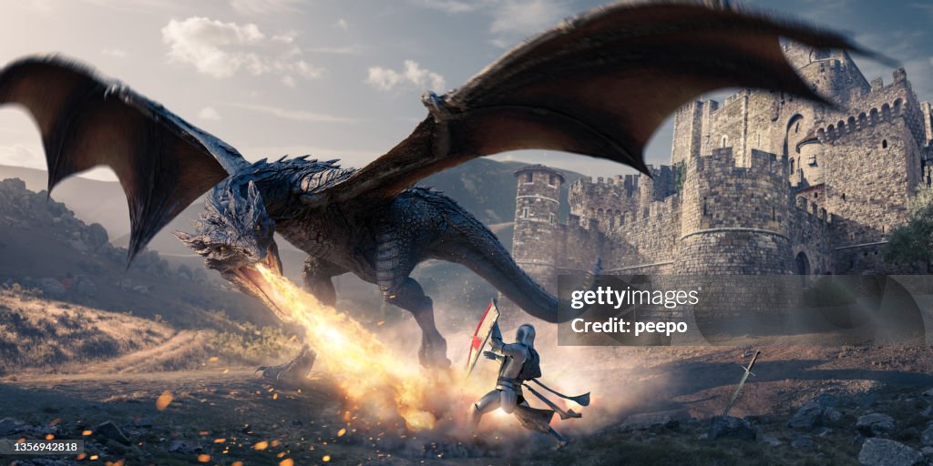 Drache, der Feuer auf Ritter in Rüstung spuckt und Schild in der Nähe von Steinburg hält