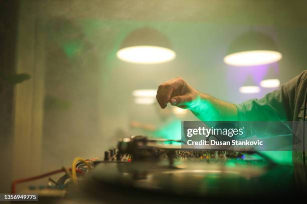 unrecognizable caucasian male dj, mixing the music at the modern club - club dj 個照片及圖片檔