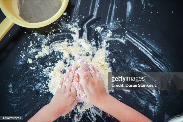 high-angle view of unrecognizable girl, kneeding the dough - all purpose flour stockfoto's en -beelden