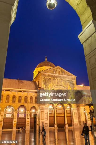 umayyad mosque (great mosque of damascus) illuminated at night - umayyad mosque foto e immagini stock