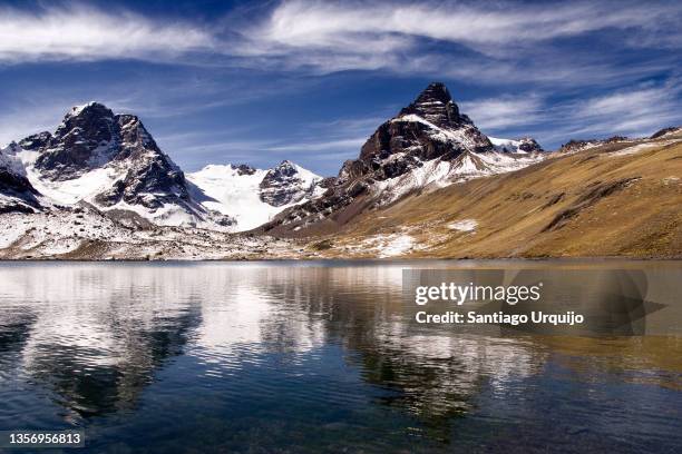 nevado condoriri above laguna chiar khota - bolivian andes - fotografias e filmes do acervo