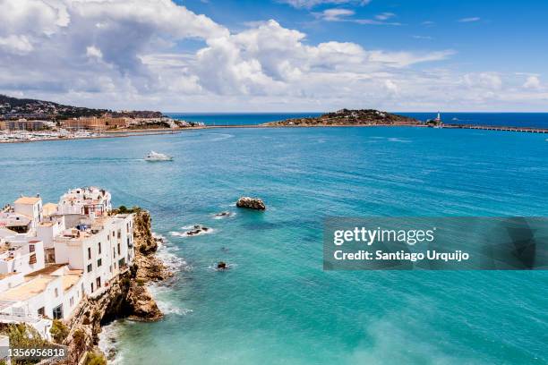 ibiza old town and marina - péninsule ibérique photos et images de collection