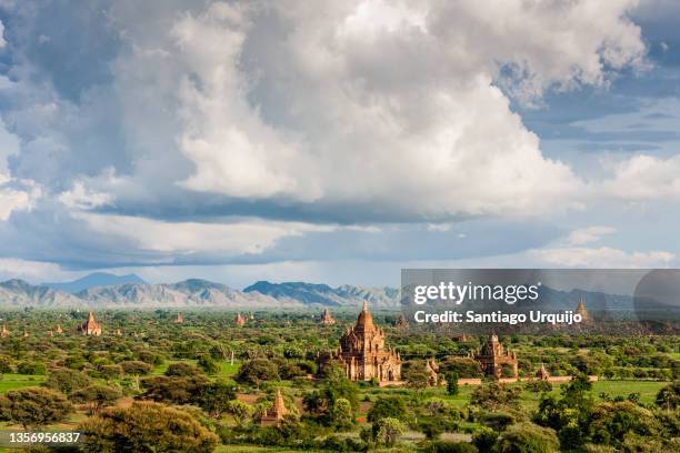 buddhist pagodas in the bagan plain - pagan stock-fotos und bilder