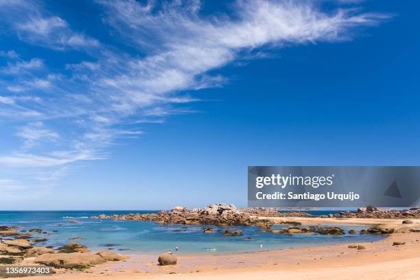 beach and rocky coastline in brittany - perros guirec - fotografias e filmes do acervo