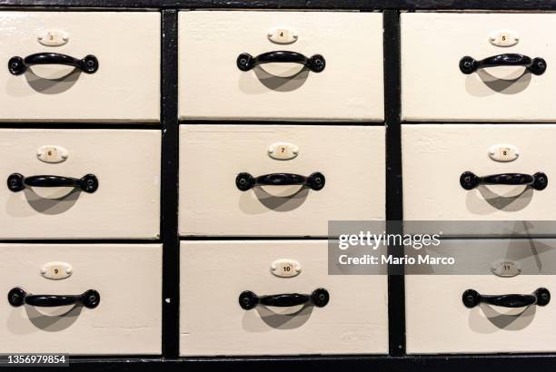 numbered boxes - chest of drawers 個照片及圖片檔