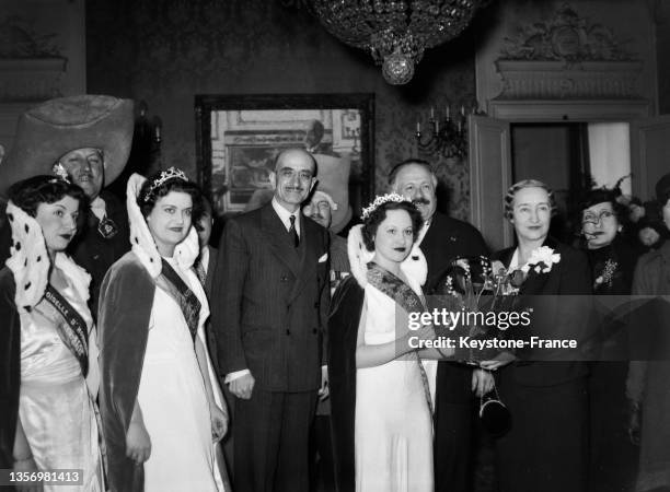 Roger Langeron recevant un bouquet de la 'Reine du Muguet', le 1er mai 1937.