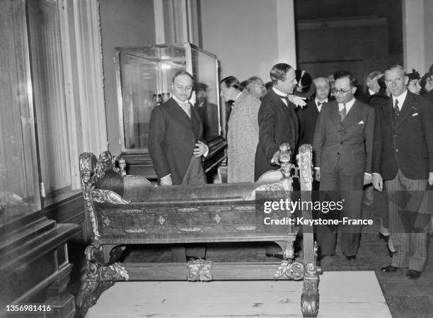 Jean Zay visitant une exposition consacrée à l'art autrichien au musée du Jeu de Paum, le 30 avril 1937, à Paris.