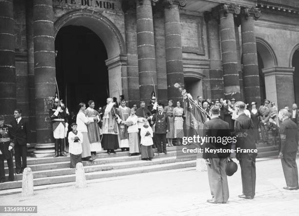 La bénédiction du drapeau lors de la célébration de la fête nationale belge à l'hôtel des Invalides, le 21 juillet 1937, à Paris.