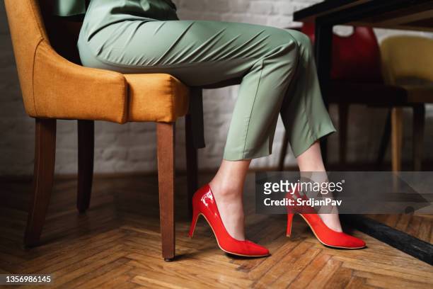 donna irriconoscibile con tacchi alti rossi - tacchi alti foto e immagini stock