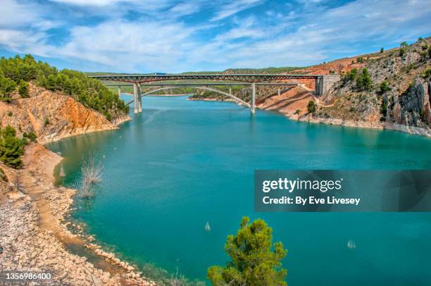 contreras reservoir and bridges - reservoir stock-fotos und bilder