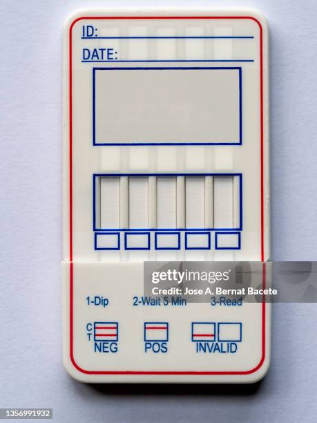 multi-drug screening kit for testing urine on a white background. - exame de drogas - fotografias e filmes do acervo