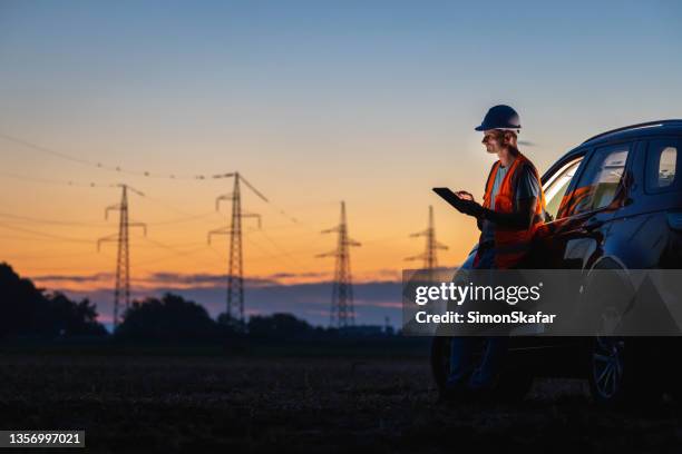 ingenieur mit digitalem tablet in der nähe des autos - water plant stock-fotos und bilder