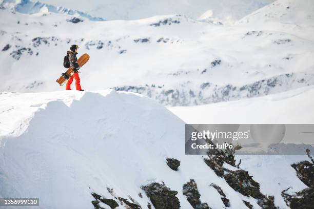 snowboarder in den bergen - snowboard stock-fotos und bilder