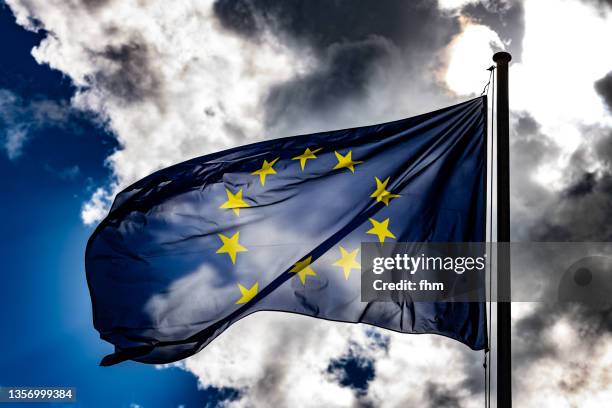 eu-flag with dramatic sky - bandera de la comunidad europea fotografías e imágenes de stock