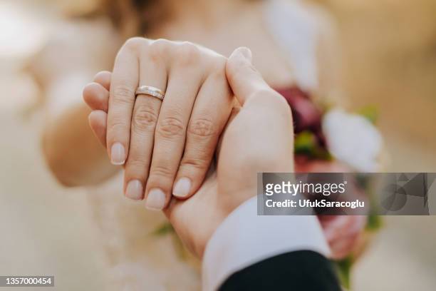 man holding his girlfriend's hand and woman showing her ring - 結婚戒��指 個照片及圖片檔