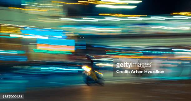 motorcycle long exposure movement in night time - corrida de motocicleta - fotografias e filmes do acervo