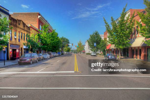 main street crosswalk jackson tn - tennessee fotografías e imágenes de stock