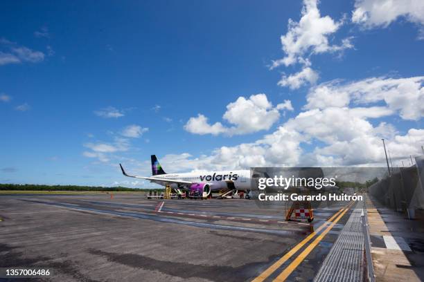 deux avions arrêtés à l’aéroport - cozumel airport photos et images de collection