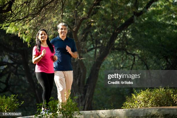 paar joggen im park - couple india stock-fotos und bilder