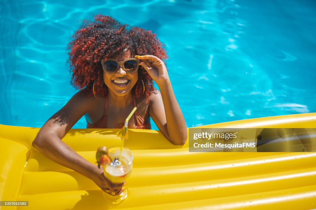 Woman Floating In Pool Young Woman Floating In Swimming Pool With Tropical Cocktail High-Res ...