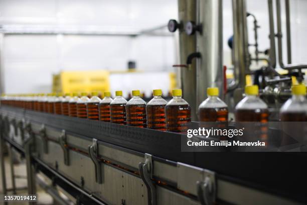 production line for juice bottling - bottle factory stockfoto's en -beelden