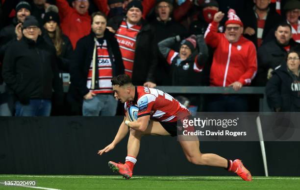 Charlie Chapman of Gloucester dives to score their fourth try during the Gallagher Premiership Rugby match between Gloucester Rugby and Bristol Bears...
