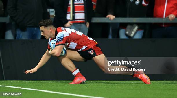 Charlie Chapman of Gloucester dives to score their fourth try during the Gallagher Premiership Rugby match between Gloucester Rugby and Bristol Bears...