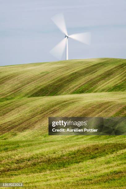 saint-léandre, une éolienne dans un champ - éolienne ストックフォトと画像