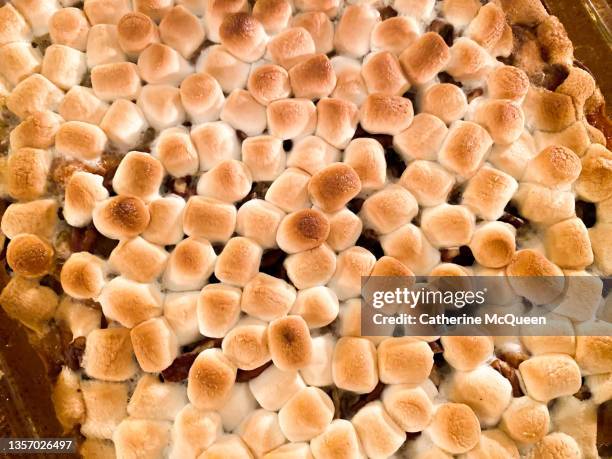 overhead view of traditional sweet potato casserole topped with marshmallows for family holiday dinner - baked sweet potato stock-fotos und bilder