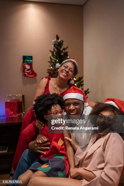 portrait of family near christmas tree at home - chrismas brasil imagens e fotografias de stock