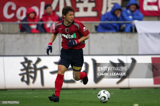 Go Oiwa of Kashima Antlers in action during the J.League J1 match between Kashima Antlers and Omiya Ardija at Kashima Soccer Stadium on April 2, 2006...