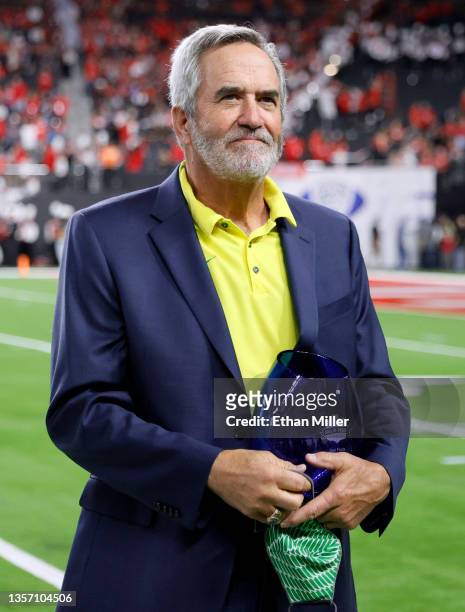 Former NFL player Dan Fouts, a former quarterback for the Oregon Ducks, is honored as a member of the 2020 Pac-12 Hall of Honor class before the...