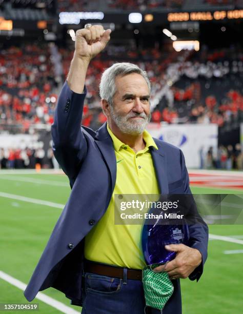 Former NFL player Dan Fouts, a former quarterback for the Oregon Ducks, is honored as a member of the 2020 Pac-12 Hall of Honor class before the...