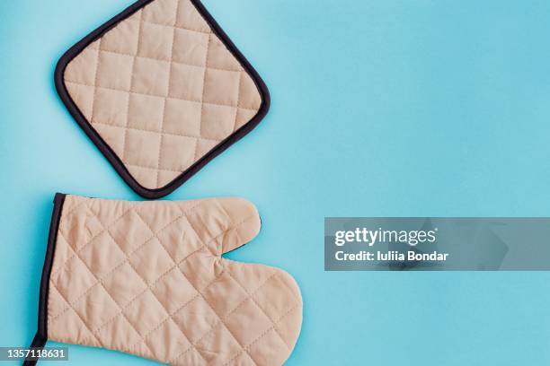 baking mitts - gants de sport photos et images de collection