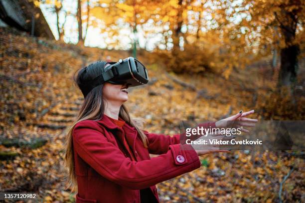 young woman experiencing virtual reality of nature - hands free apparaat stockfoto's en -beelden