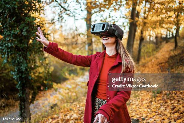 young woman experiencing virtual reality of nature - hands free apparaat stockfoto's en -beelden