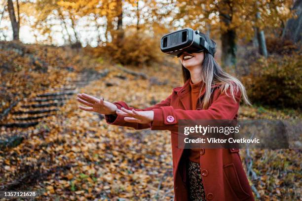 young woman experiencing virtual reality of nature - hands free apparaat stockfoto's en -beelden