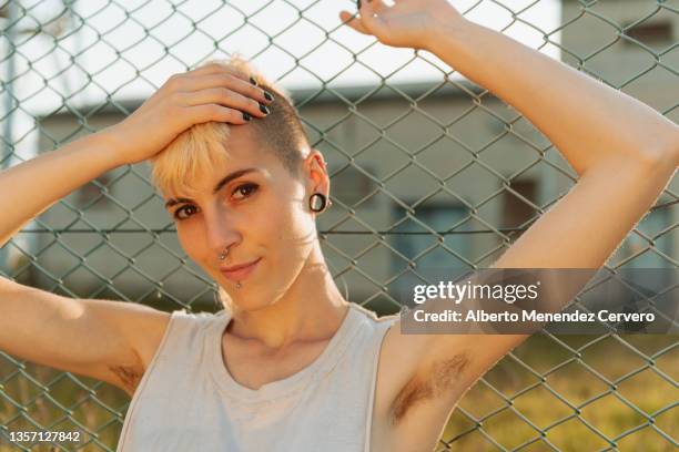 androgynous girl with alternative style. - pelo do corpo - fotografias e filmes do acervo