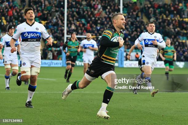 Rory Hutchinson of Northampton Saints breaks clear to score their first try during the Gallagher Premiership Rugby match between Northampton Saints...