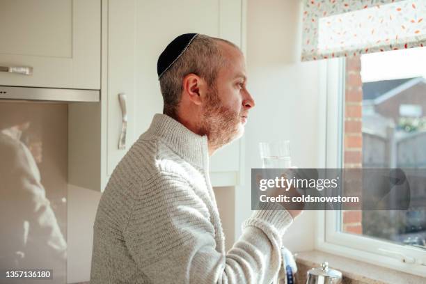 jewish man wearing skull cap at home - hasidic jew stockfoto's en -beelden