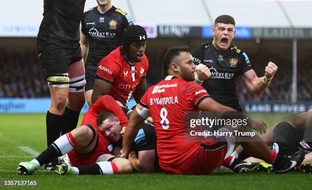 Sam Simmonds of Exeter Chiefs goes over for a try which is later disallowed during the Gallagher Premiership Rugby match between Exeter Chiefs and...