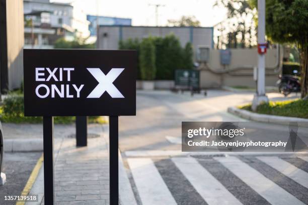 Exit In Sign Language Goodbye Sign Language Photos et images de collection - Getty Images