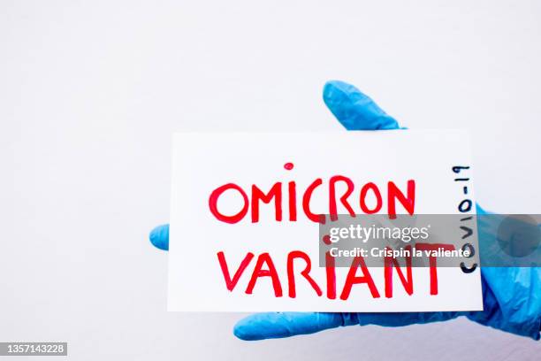 omicron variant sars cov-2 - omicron photos et images de collection