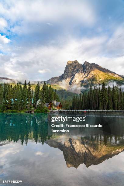 sunset at emerald lake, yoho national park, british columbia, canada - yoho national park photos et images de collection