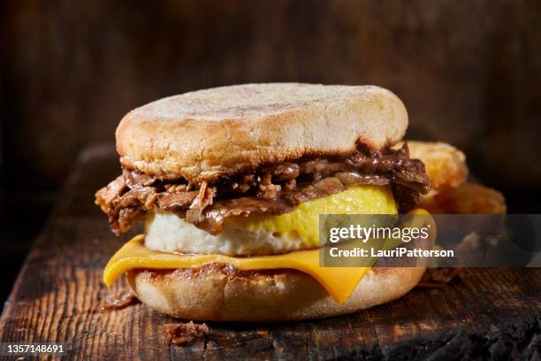 sanduíche de café da manhã de bife e ovo - muffin inglês - fotografias e filmes do acervo