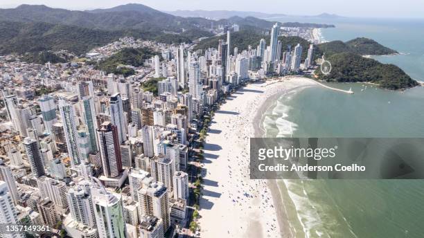 vue aérienne de la plage de balneário camboriú avec expansion de la bande de sable - santa catarina brazil photos et images de collection