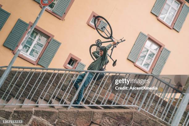 若い男は、ルガーノで、ステップダウン自転車を運びます - 肩に乗せる ストックフォトと画像