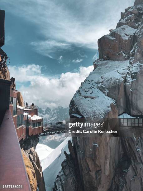 mountain summit view with building | aiguille du midi - freeride stockfoto's en -beelden