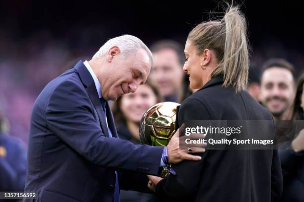 Former FC Barcelona player Hristo Stoichkov gives the Ballon d'Or Feminin trophy to Alexia Putellas on the pitch prior to the La Liga Santander match...