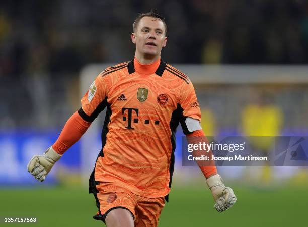 Manuel Neuer of Muenchen celebrates his team's second goal during the Bundesliga match between Borussia Dortmund and FC Bayern München at Signal...